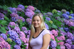 Siv på tur opp til Château de Nacqueville