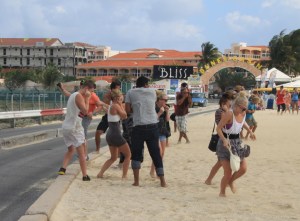 På flyplasstranda, American Airlines take off