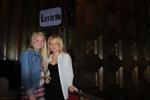 Emilie og Charlotte på Let it be