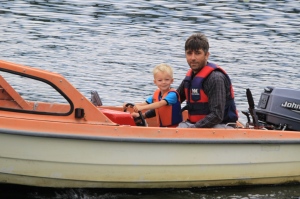 Jonas kjører båt med Thomas i Ytre Arna